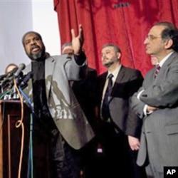 Imam Mohamed Hagmagid Ali, President of the Islamic Society of America (L) speaks at a press conference on Capitol Hill in Washington (File)