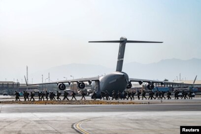 Tentara AS dalam operasi penyelamatan pengungsi di Bandara Internasional Hamid Karzai, Kabul, Afghanistan, 20 Agustus 2021.