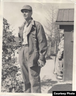 Former VOA Correspondent Irwin “Sonny” Fox at Panmunjom, Korea, June, 1953, on the border of North and South Korea and where is now deserted and in the DMZ. (Courtesy: Sonny Fox)