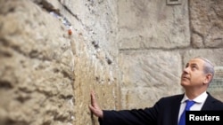 Thủ tướng Israel Benjamin Netanyahu tại bức tường phía Tây ở thành phố cổ Jerusalem.