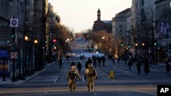國民警衛隊員在拜登總統就職典禮前在華盛頓街頭巡邏。(2021年1月19日)