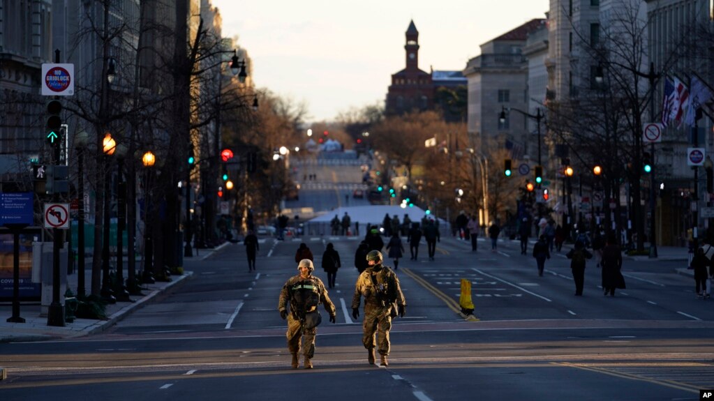 资料照片:在拜登总统就职典礼前一天，国民警卫队员在华盛顿空荡的街头巡逻。(2021年1月19日)(photo:VOA)