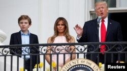 El presidente de EE.UU., Donald Turmp, su esposa Melania Trump y su hijo Barron observan la celebración del Lunes de Pascuas en la Casa Blanca, el 17 de abril de 2017.