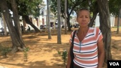 Carmen Colina, una docente venezolana de 52 años, se siente indefensa ante el crecimiento de la influencia del dólar en el mercado local.