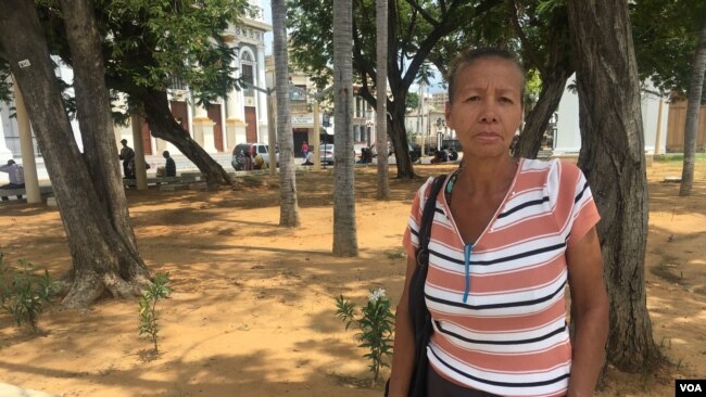 Carmen Colina, una docente venezolana de 52 años, se siente indefensa ante el crecimiento de la influencia del dólar en el mercado local.