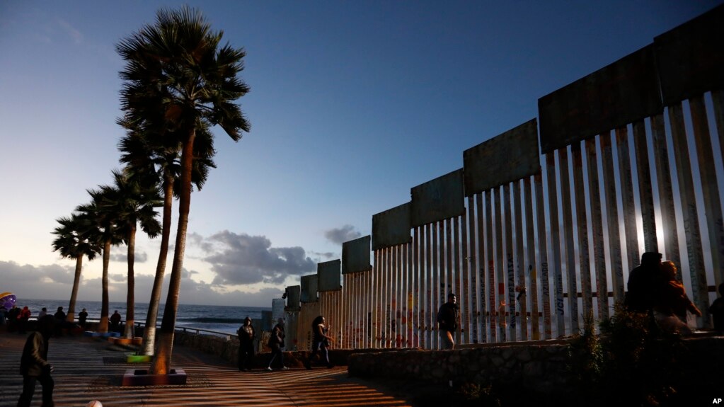 Ông Trump hy vọng bức tường biên giới sẽ ngăn tình trạng nhập cư bất hợp pháp từ Mexico