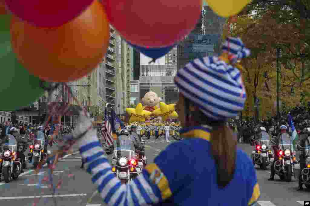 警察骑摩托车为纽约梅西第九十届感恩节大游行开道(2016年11月24日）
