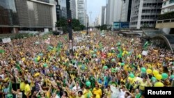 2015年3月15日示威者在圣保罗抗议巴西总统迪尔玛·罗塞夫
