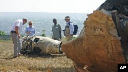 French investigators examine the wreckage of Juvenal Habyiramana's Dassault Falcon 50 plane that was shot down in 1994, killing the former Rwandan president and triggering genocide in the central African country, September 18, 2010 (file photo)