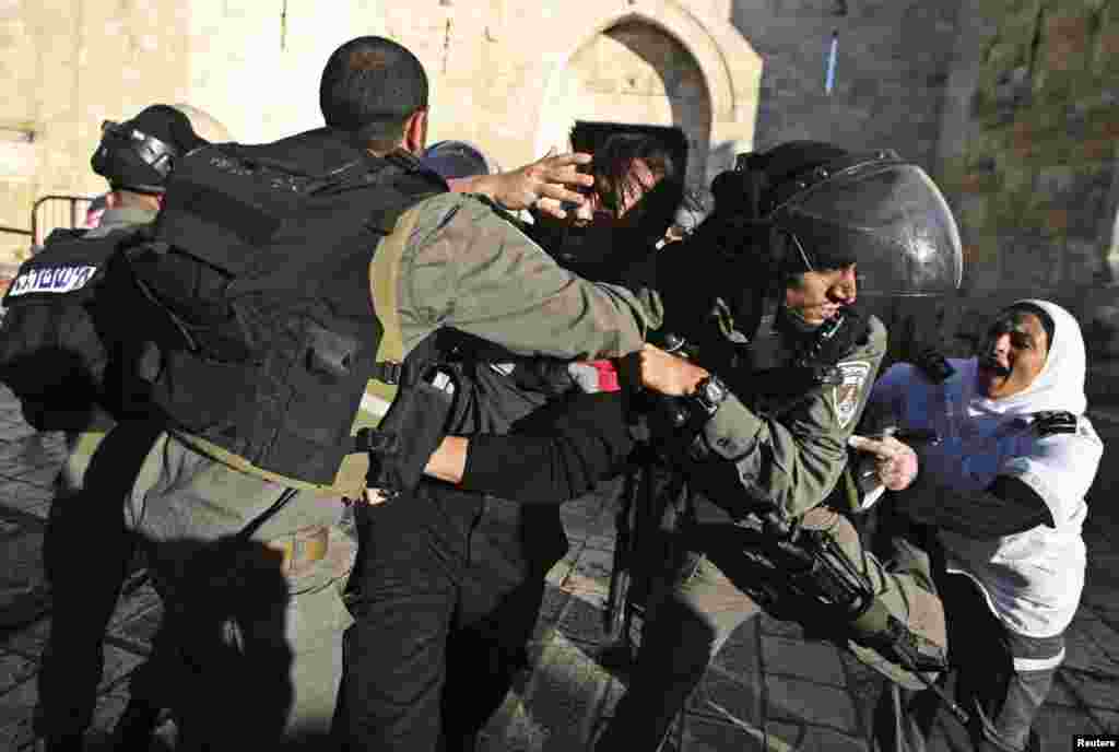 Israeli border policemen scuffle with Palestinian medics (C and R) during clashes at a protest, held without a police permit, outside Jerusalem&#39;s Old City. The protest took place following the death of Maysara Abu Hamdeya, a Palestinian inmate who died from cancer in an Israeli hospital.