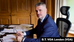 Український посол у Лондоні Вадим Пристайко під час інтерв’ю "Голосу Америки". 1 жовтня 2020 р.