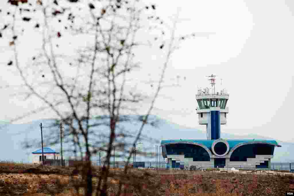 Terminal baru yang akan menjadi bandar udara Karabakh pertama sekarang berfungsi secara penuh, namun masih belum dipakai. Otoritas Azerbaijan telah mengancam akan menembaki pesawat yang menggunakan jalur udara di luar Stepanakert. (VOA/U. Filimonova)