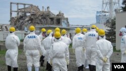 Tim inspeksi IAEA pada saat memeriksa pembersihan di PLTN Fukushima di Jepang (1/7).