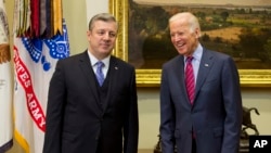 Amerika Vitse-prezidenti Jo Bayden (o'ngda) seshanba kuni Oq uyda Gruziya Bosh vaziri Giorgi Kvirikashvili bilan ko'rishdi. 