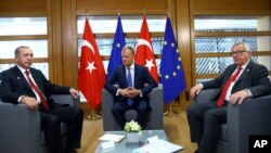 도날트 투스크 EU 정상회의 상임의장(가운데)과 장클로드 융커 유럽연합 집행위원장(오른쪽)이 25일 벨기에 브뤼셀에서 열린 나토 정상회의에 앞서 레제프 타이이프 에르도안 터키 대통령과 회담을 가졌다.