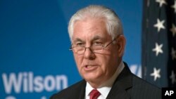 El secretario de Estado de EE.UU. Rex Tillerson critica enérgicamente a Rusia y promete ayuda de Washington a Europa.