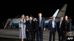 Trump, Melania e Pence na base aérea