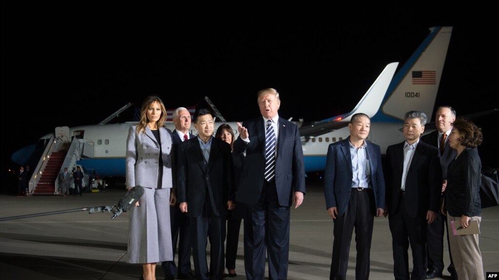 Tổng thống Mỹ Donald Trump cùng các công dân Mỹ vừa được Triều Tiên phóng thích Kim Dong-chul (thứ tư từ bên trái), Kim Hak-song (thứ ba từ bên phải) và Tony Kim (thứ ba từ bên trái), tại căn cứ Andrews ở bang Maryland, ngày 10/5/2018.