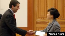 박근혜 한국 대통령이 21일 청와대에서 마크 리퍼트 신임 주한 미국대사로부터 신임장을 제정받고 있다. 