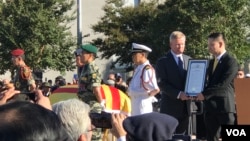 Thị trưởng Tạ Đức Trí trao kỷ niệm chương cho cựu thượng nghị sĩ Jim Webb tại buổi lễ tưởng niệm ngày 26/10/2019