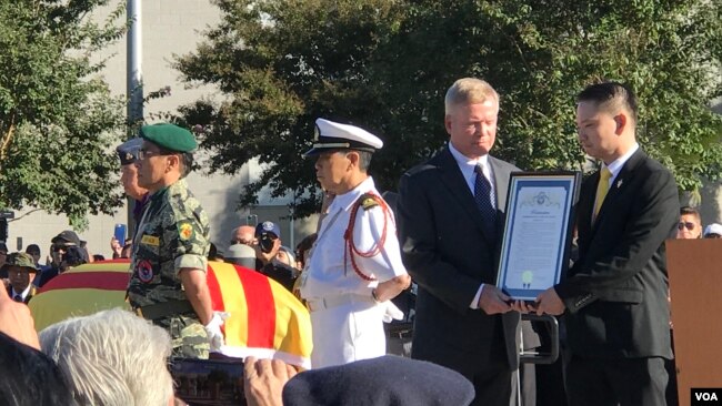 Thị trưởng Trí Tại trao kỷ niệm chương cho cựu thượng nghị sĩ Jim Webb.