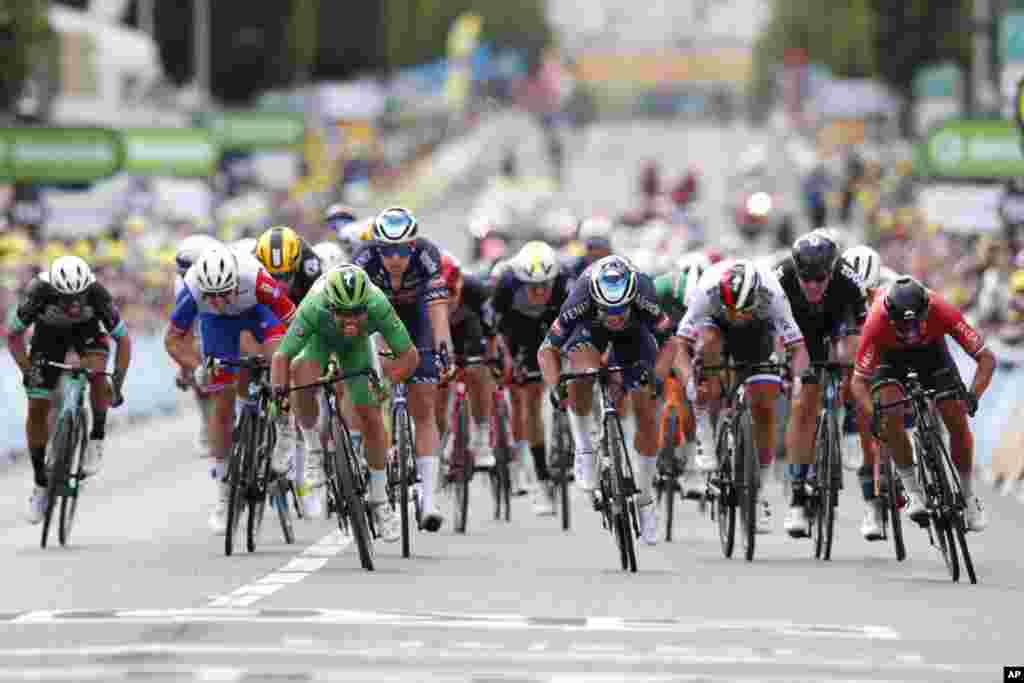 Britain&#39;s Mark Cavendish, wearing the best sprinter&#39;s green, sprints to win the sixth stage of the Tour de France cycling race over 160.6 kilometers (99.8 miles) with start in Tours and finish in Chateauroux, France.