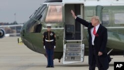 El presidente Donald Trump saluda mientras camina hacia el Air Force One, en la Base Aérea Andrews, en Maryland, para dirigirse a Florida donde pasará el fin de semana en su residencia de Mar-a-Lago.