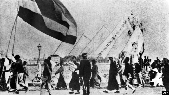 1919年5月4日，在五四运动中，北京大学学生示威抗议。