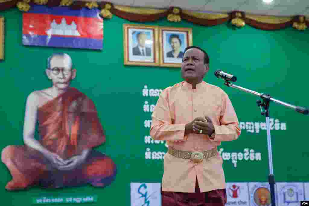 សាស្រ្តាចារ្យ ក្រសួងវប្បធម៌ និងវិចិត្រសិល្បៈ ស្មូតកំណាព្យ បទ “តោថ្ម” ដែលដកស្រង់ចេញអត្ថបទ និរាសអង្គរ និពន្ធដោយ ឧកញ្ញ៉ាសុត្តន្តប្រីយជាឥន្ទ ក្នុងទិវាអំណានជាតិលើកទី២ នៅវិទ្យាស្ថានជាតិអប់រំ នាថ្ងៃទី ១១ ខែមីនា ឆ្នាំ ២០១៧។ (ខាន់ សុគុំមនោ/VOA)
