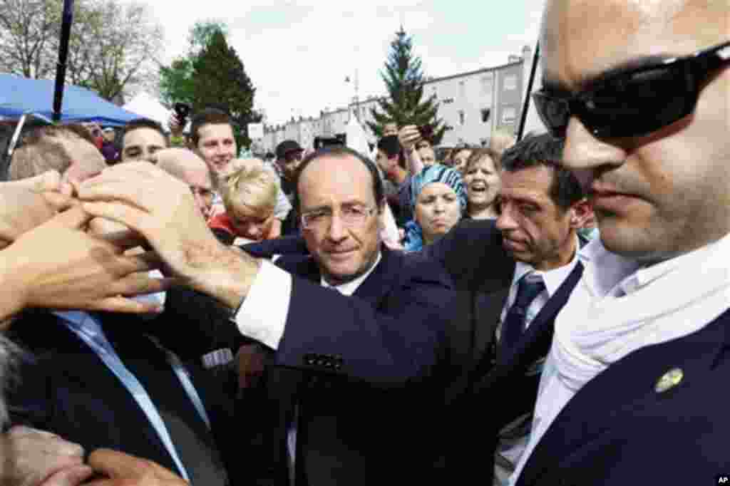 French Socialist Party candidate for the 2012 presidential elections Francois Hollande, centre, meets supporters during a tour in Hombourg Haut, eastern France, Friday, May 4, 2012. (AP Photo/Francois Mori)