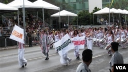 La Banda Batalá completamente integrada por mujeres portaba las palabras "Ordem e Progreso" de la bandera brasileña con el ritmo afro-brasileño de sus tambores.