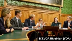 На обговоренні у британському парламенті, починаючи зліва: Ольга та Ігор Гриб - рідні українського в’язня в Росії Павла Гриба; Степан Шахно - активіст лондонського Євромайдану; Роберт Сілі - британський парламентарій; Марія Томак - представниця Медіа ініціативи з прав людини; Ігор Котелянець - Асоціація родичів політичних в’язнів Кремля 