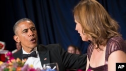 President Barack Obama chats with Christi Parsons, president of the White House Correspondents' Association, at the association's annual dinner, held this year at the Washington Hilton, April 25, 2015.