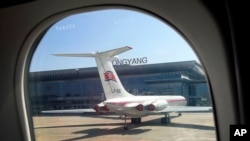북한 평양 순안 국제공항의 고려항공 여객기.