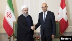 Presiden Iran Hassan Rouhani bertemu Presiden Swiss Alain Berset di Bern, Senin (2/7). Presiden Rouhani mengunjungi Austria dan Swiss minggu ini untuk menggalang dukungan bagi dipertahankannya kesepakatan nuklir Iran. 