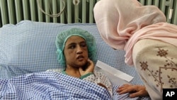2011年12月31日﹐一名阿富汗女孩因反抗當娼被折磨數月後被救﹐在喀布爾一醫院接受治療(資料照片)