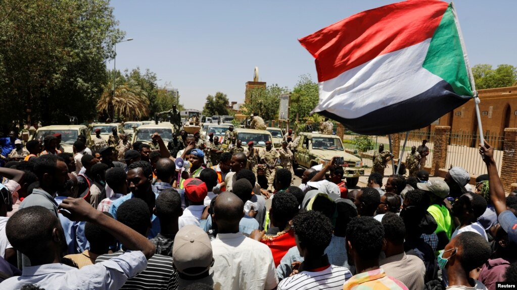 Waandamanaji nchini Sudan wakipaza sauti mbelel ya vikosi vya ulinzi wakati maandamano yakiendelea Khartoum, Sudan, Aprili. 15, 2019. 