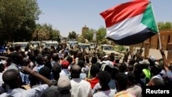 Des manifestants soudanais scandent des slogans devant les forces de sécurité lors d'une manifestation à Khartoum (Soudan), le 15 avril 2019.