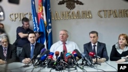 Serbian ultranationalist politician Vojislav Seselj, center, speaks at a press conference in Belgrade, Serbia, March 31, 2016. 