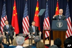 2013年7月10日美国副总统拜登在美中年度对话开幕式上讲话，杨洁篪（左）、汪洋（中）在座。