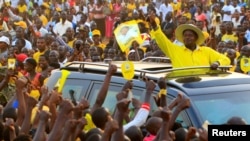 Perezida wa Uganda Yoweri Museveni mu myiyamamazo yo mu 2016 i Entebbe