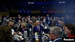 El candidato a la presidencia demócrata de 2020 en EE. UU., el exvicepresidente Joe Biden se sienta en una mesa en una cena de recaudación de fondos del Partido Demócrata, la Celebración de la Libertad y la Justicia, en Des Moines, Iowa, EE.UU.