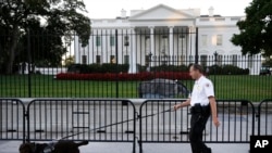 La grille entourant la Maison-Blanche sera renforcée avec des pointes (AP Photo/Carolyn Kaster)