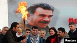 Para aktivis Kurdi melakukan unjuk rasa dengan membawa poster besar pemimpin PKK, Abdullah Ocalan (foto: dok). 