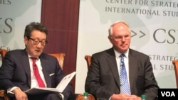 前国安会亚洲事务主任车维德（左）与前美国朝核问题首席谈判代表、助理国务卿希尔大使（美国之音莉雅拍摄）