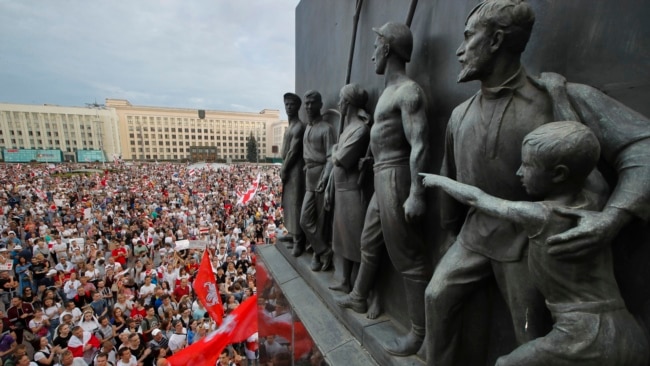 白俄罗斯抗议者在明斯克政府办公楼前举行大规模示威，要求总统卢卡申科下台。（2020年8月18日）