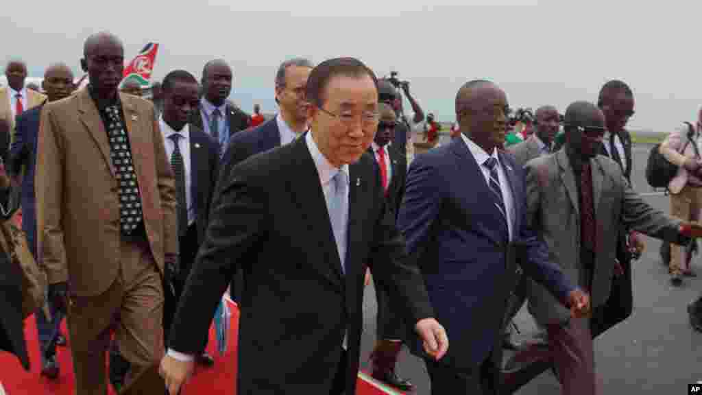 Le secrétaire général de l'ONU Ban Ki-moon, à son arrivée à Bujumbura, aux côtés du premier vice-président, Gaston Sindimwso, le 22 février 2016