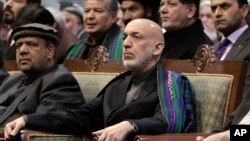 하미드 카르자이 아프가니스탄 대통령(가운데)이 24일 카불에서 열린 대부족장 회의, '로야 지르가'에 참석했다.