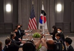 Menteri Luar Negeri AS Antony Blinken berbicara dengan Menteri Luar Negeri Korea Selatan Chung Eui-yong selama pertemuan bilateral sebagai bagian dari pertemuan para menteri luar negeri G7, di London, Inggris 3 Mei 2021. (Foto: Ben Stansall via REUTERS)