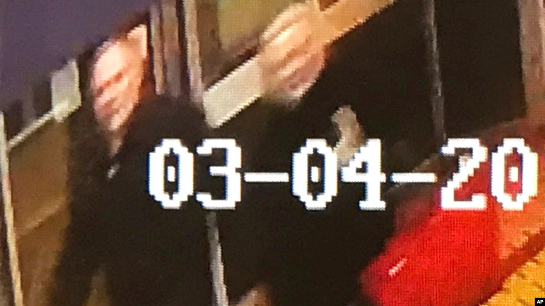 Hình ảnh người đàn ông và phụ nữ bị tình nghi do camera an ninh ghi lại tại Salisbury vào ngày 4/3/2018.